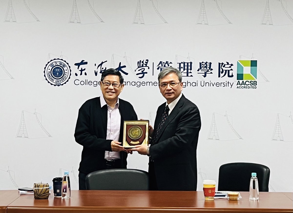 東海大學攜手新加坡國立大學打造跨國EMBA課程 2 新加坡國會議員楊木光博士與東海大學EMBA許恩得博士合影
