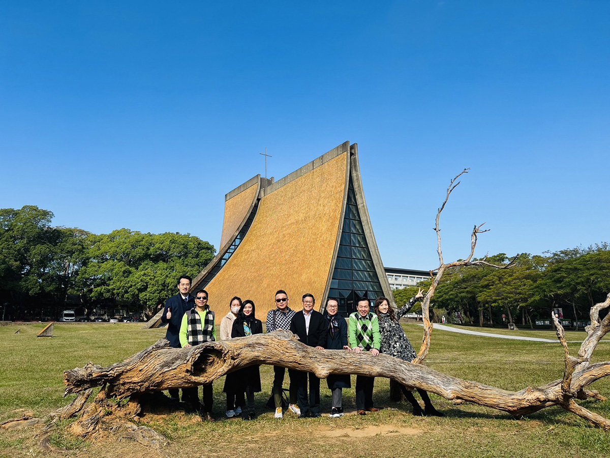 新加坡國立大學參訪團在路思義教堂前合影