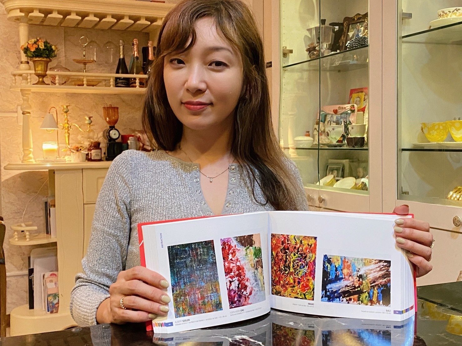 朱先仙展示她入選2022法國秋季沙龍展-的畫作〈理性與感性〉。（葉志雲攝）