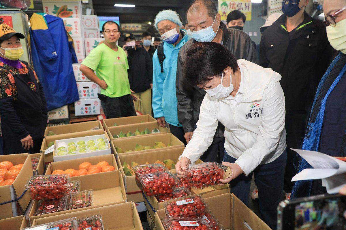 春節前視察魚市、果菜市場 盧秀燕邀市民多採購支持 5 盧市長前往台中果菜批發市場-視察市場拍賣情形