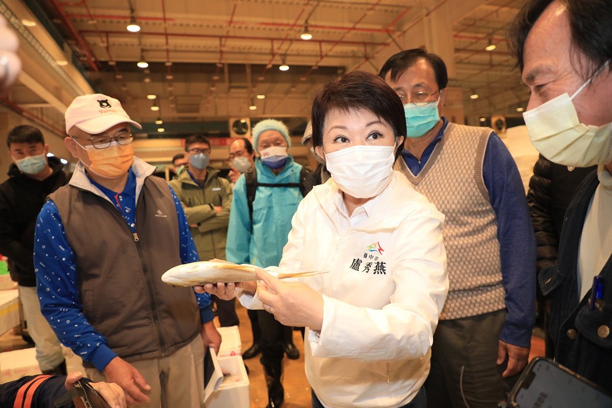 春節前視察魚市、果菜市場 盧秀燕邀市民多採購支持 4 盧市長建議民眾可以選購物美價廉的黃金鯧