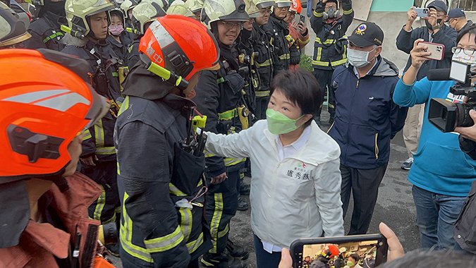 大里民宅火災5死 盧秀燕趕赴現場關心 1 盧市長感謝消防人員全力搶救1