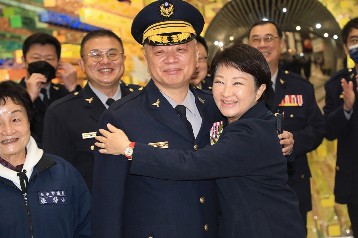台中市新卸任警察局長16日布達交接 李文章任新局長 3 盧市長感謝蔡局長對台中的貢獻