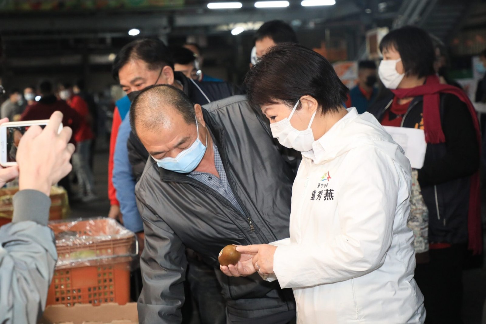 春節前視察魚市、果菜市場 盧秀燕邀市民多採購支持 8 盧市長與承銷人互動熱絡