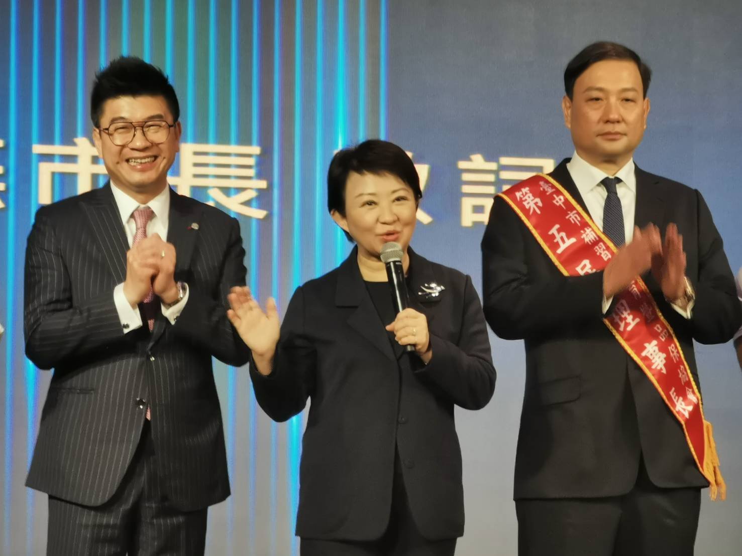 盧秀燕市長讚揚卸任的理事長楊佳叡（左）在疫情期間帶領補教界化危機為轉機，功不可沒。右為新任理事長林彥宏。