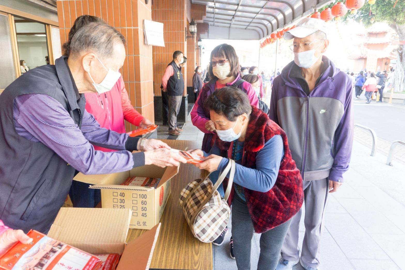 萬和宮謝斗法會改發平安夀麵