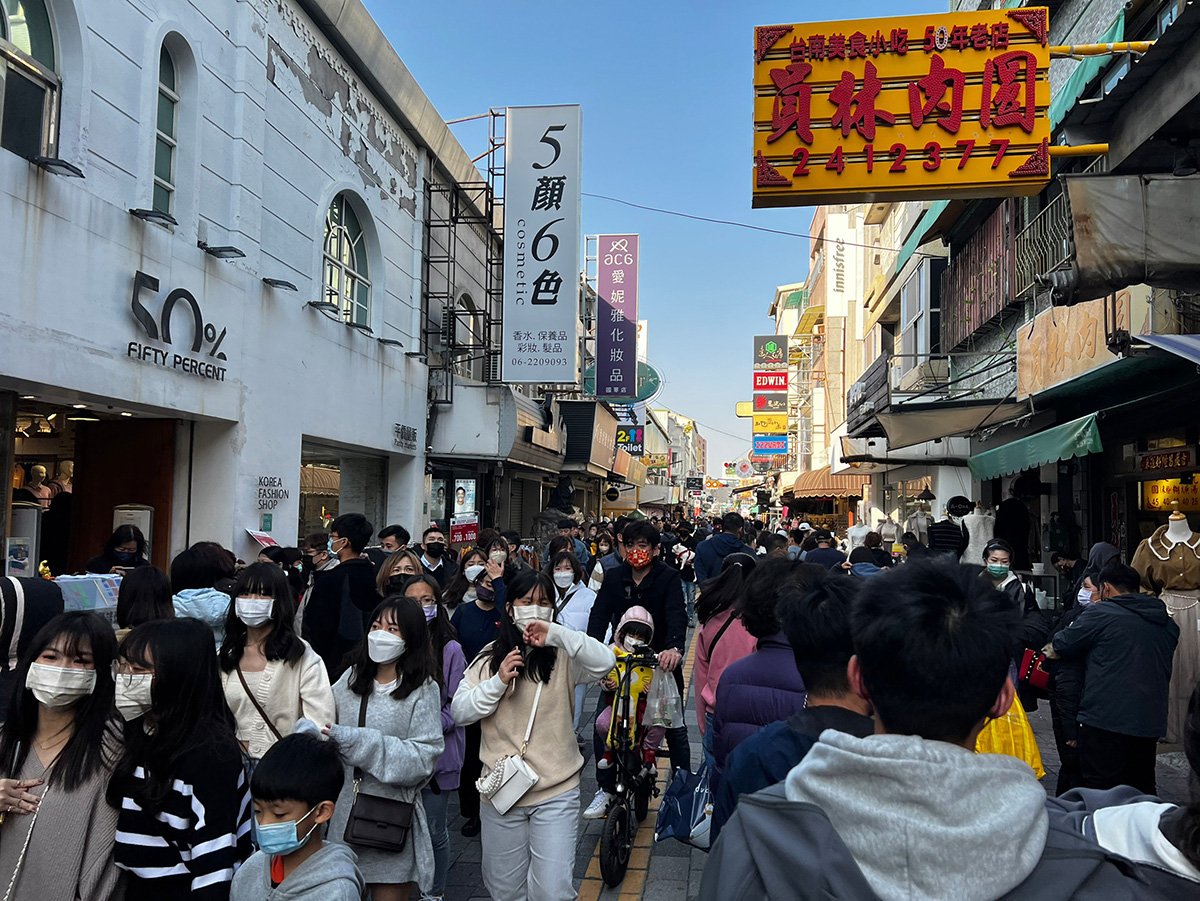 遊客前往國華街尋找美食小吃