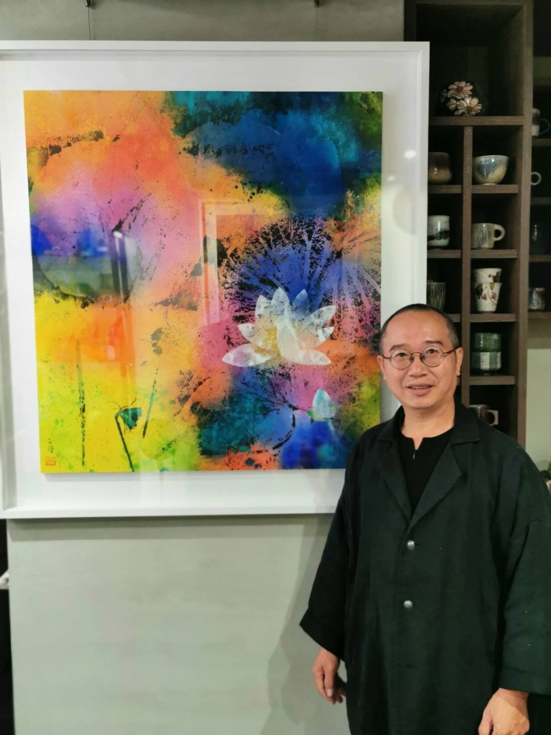 陳正隆和他展出的琉璃光･荷系列作品