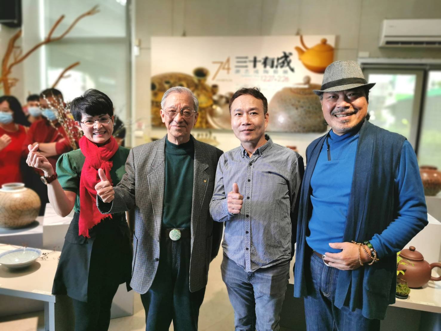 陶藝家謝志成右二）與74藝術中心創辦人李文武（右一）等人合影