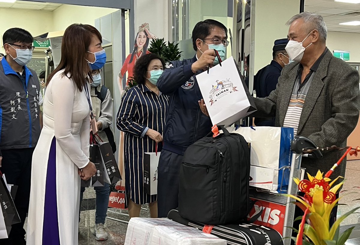 台南開春喜迎越捷胡志明航線復航 黃偉哲航空站迎賓