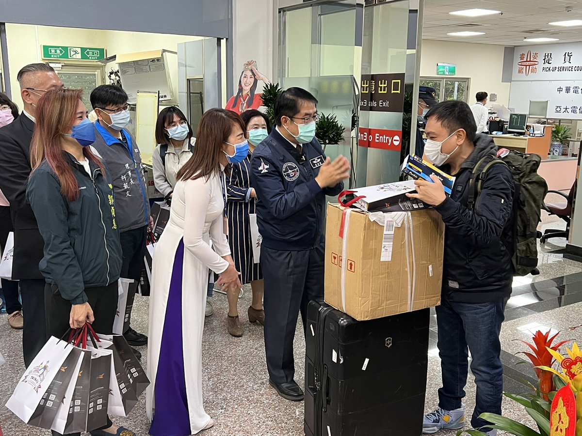 台南開春喜迎越捷胡志明航線復航 黃偉哲航空站迎賓 3 黃偉哲市長與郭貞慧局長迎賓贈禮3