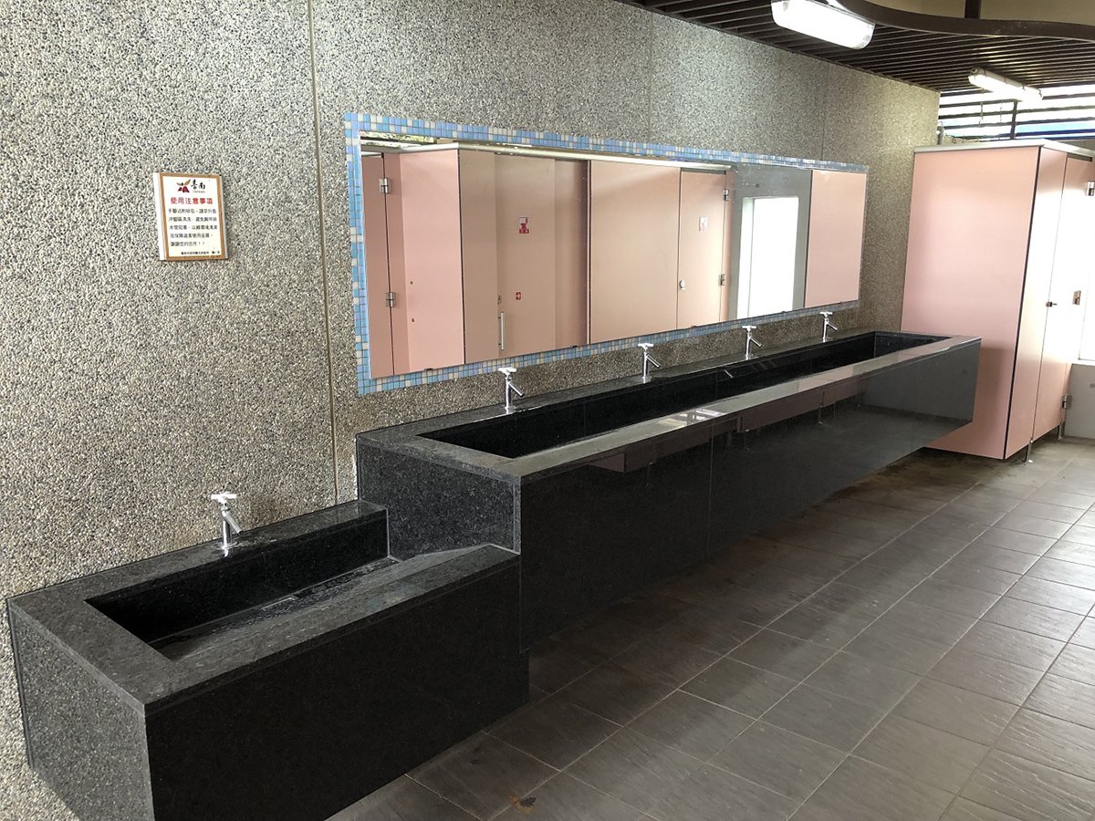 南化區龍湖步道及南區黃金海岸景區優化完成重新開放 1 黃金海岸廊帶公園戶外廁所洗手台更新