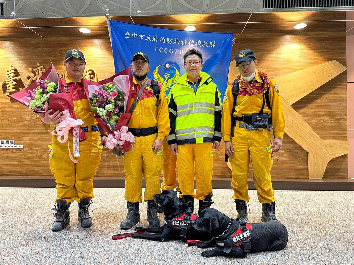 中市府消防局特搜大隊搜救犬隊返台