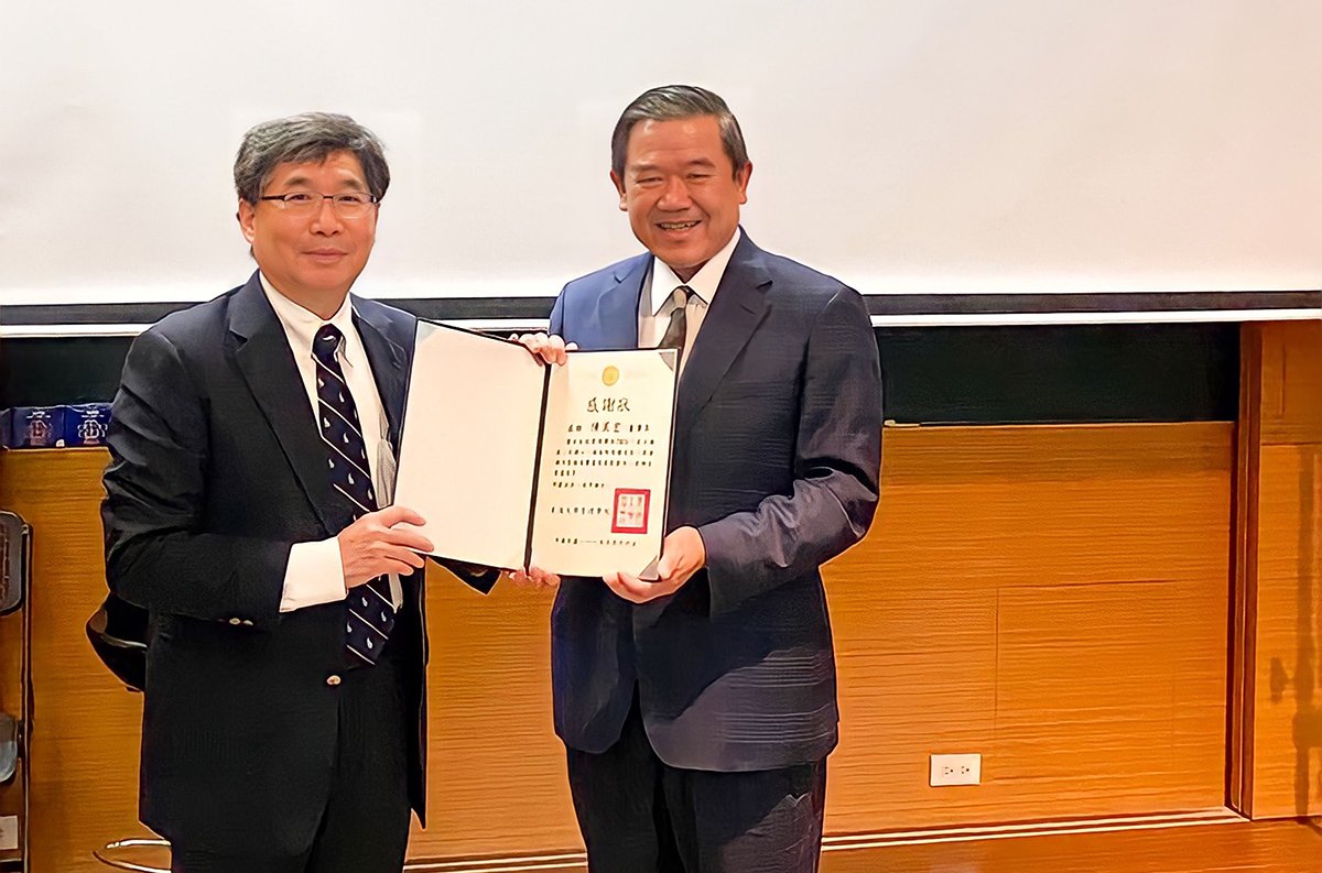東海EMBA首推DP Class 計劃，由雙教授上課，一位講課，一位在台下擔任教練。圖為管理學院李書行院長(左）與佳世達董事長陳其宏（右）。
