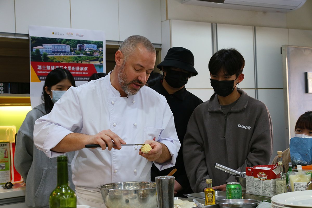 瑞士廚藝管理大學的Alain Müller副院長 展演廚藝之際 親自指導學生料理秘訣