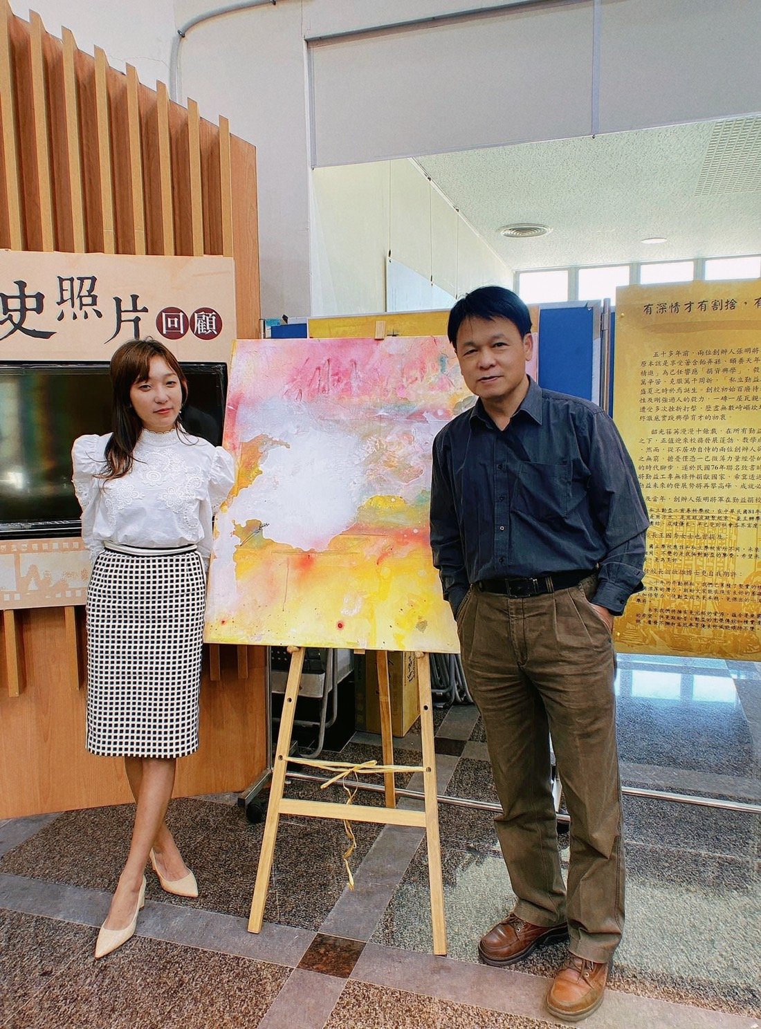 朱先仙展示獲得法國圓形藝術基金會藝術卓越獎作品〈希望之窗〉，右為台中市文化局副局長曾能汀。