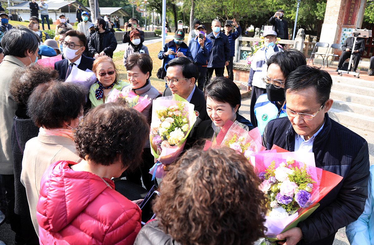 台灣基督長老教會台中中會公義行動教會26日舉辦二二八追思紀念禮拜，為受難者與家屬祝禱並獻花致敬。