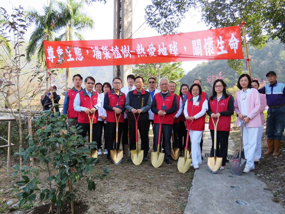 臺中榮總埔里分院日前於院區舉辦植樹活動，由院長徐慰慈帶領各單位主管與同仁沿滯洪池畔栽種梅樹與山茶花。