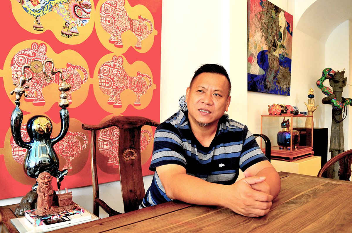 洪易雕塑藝術 時・尚地球 暮拉多元藝術空間個展 1 國際大師洪易在藝術創作方面,從素描開始,歷經油畫,逐漸做起立體雕塑,聯展、個展、戶外公共裝置藝術,他無役不與,逐漸打響知名度