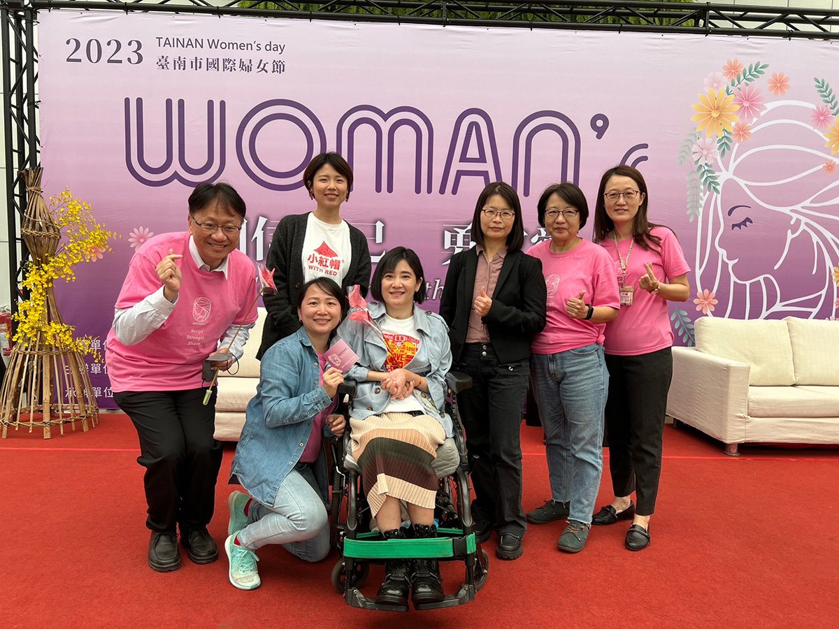 臺南國際婦女節「相信自己、勇敢愛」 打造婦女共融新時代 1 南市政府社會局長盧禹璁(左1)與婦女節主場活動演講者