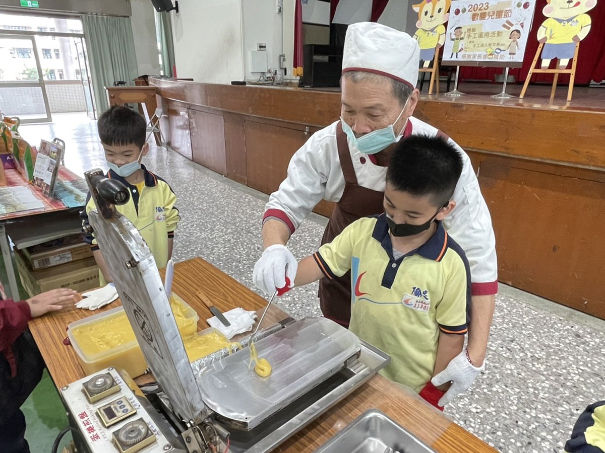 僑忠國小兒童節今年很不一樣 小朋友全新體驗「手作蛋捲」