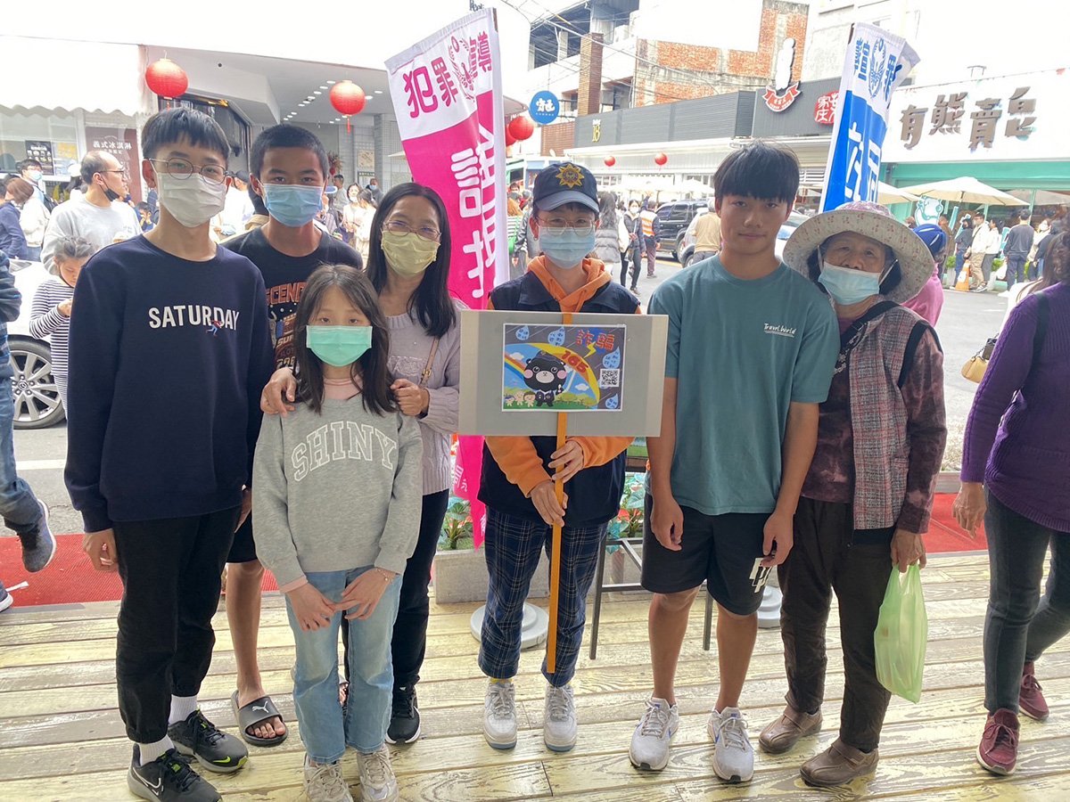 連續假期,埔里警至觀光景點反詐、識詐宣導 1 S 235896844