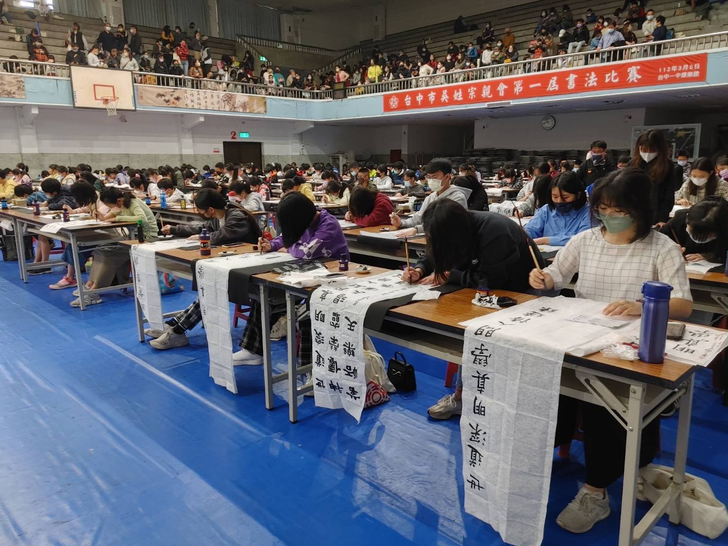 台中市吳氏宗親會第一屆書法比賽書寫情形