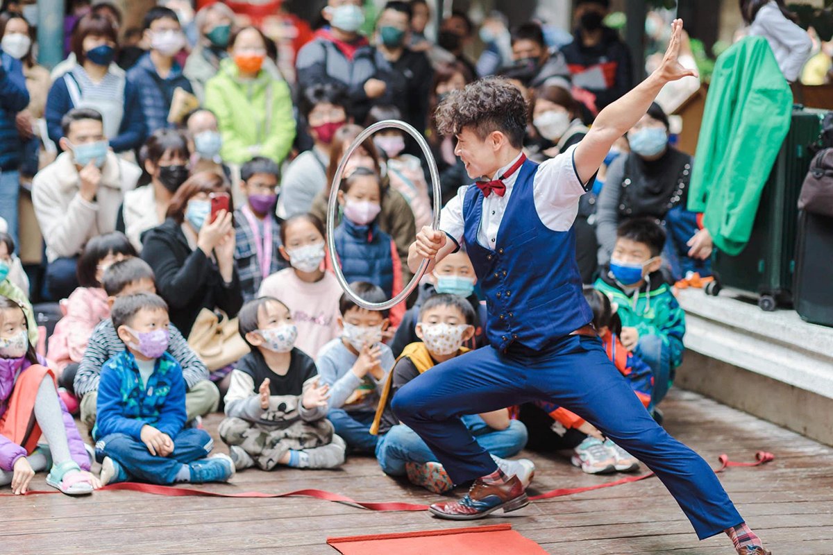 高雄兒童美術館「我在美術館玩整天」4/1-4/5登場 2 周子益在魔術表演中融入不同表演類別的技巧