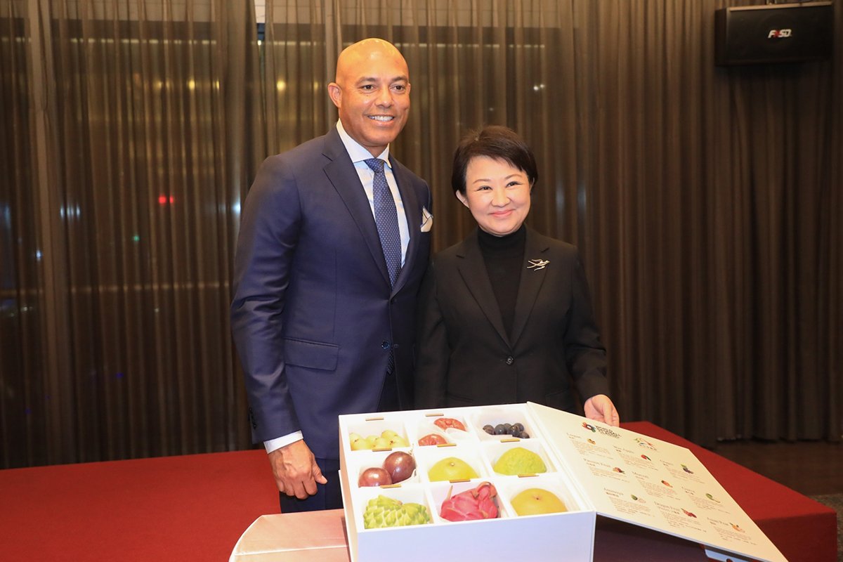 盧秀燕頒李維拉「台中榮譽市民」 並贈台灣味九宮格水果、品嘗珍奶與梨山茶 4 盧市長贈棒球水果九宮格表歡迎
