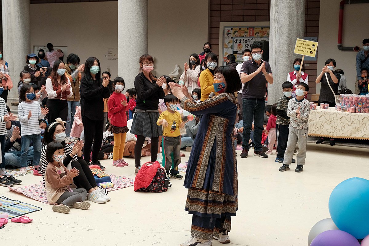 高雄兒童美術館「我在美術館玩整天」4/1-4/5登場 4 說故事達人Amanda老師透過故事引發孩子們的想像力