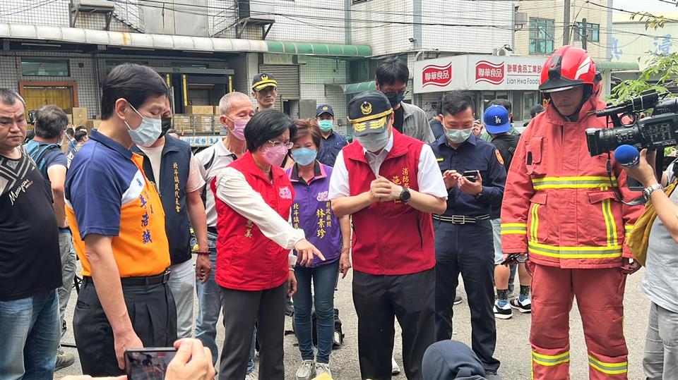 彰化縣長王惠美25日前往北斗廠火災現場關心救災狀況。