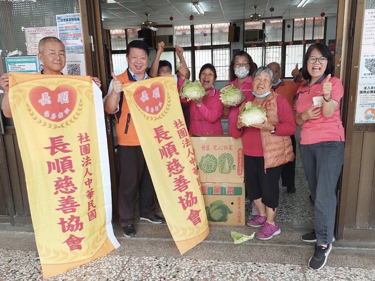 長順慈善協會捐贈145箱高麗菜分享長輩 成功為農民找出路