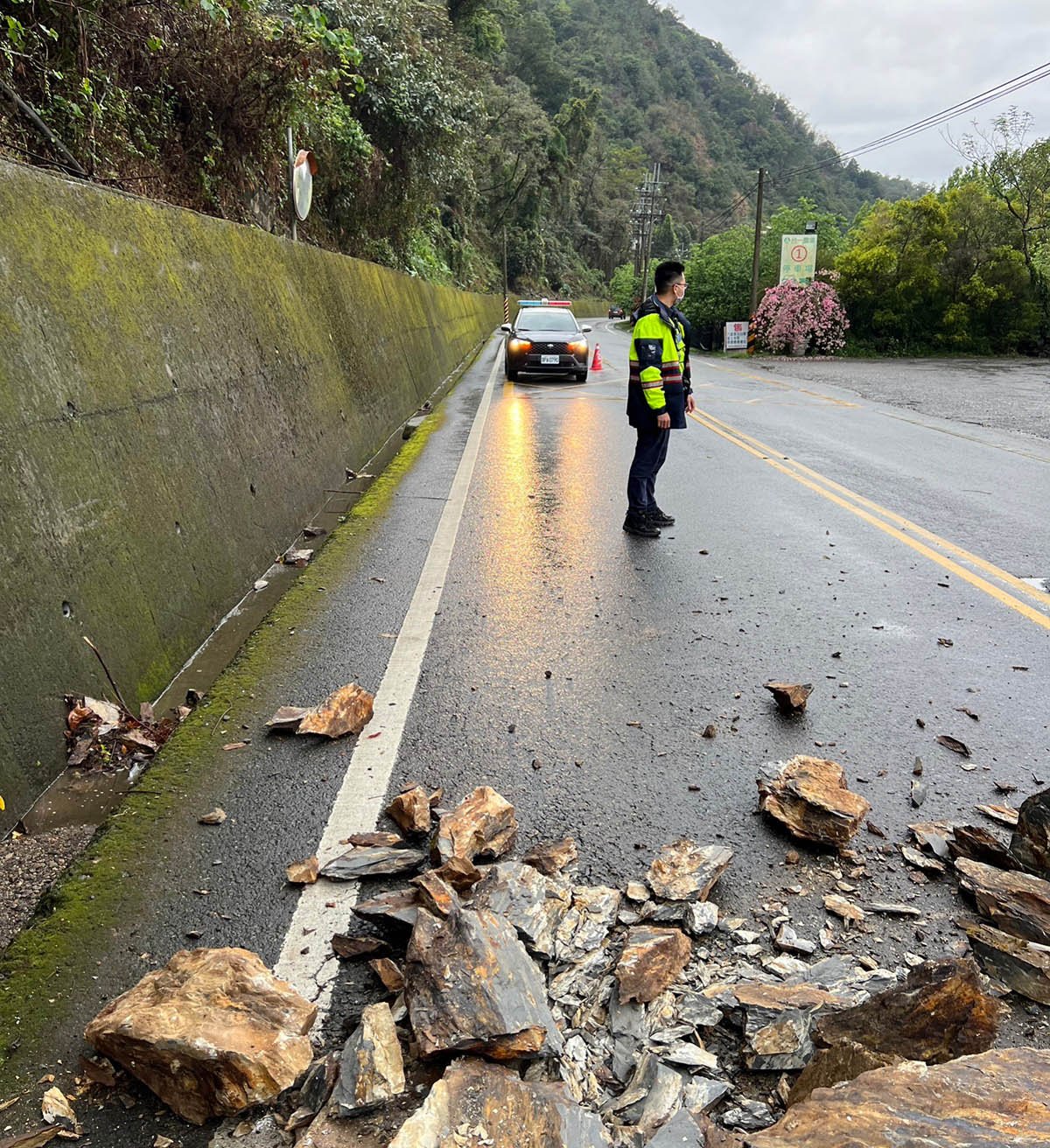 大雨落石阻礙通行 埔警冒雨交管維護交通