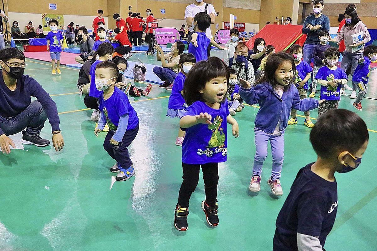 家長帶領孩童前往國兒運一起運動