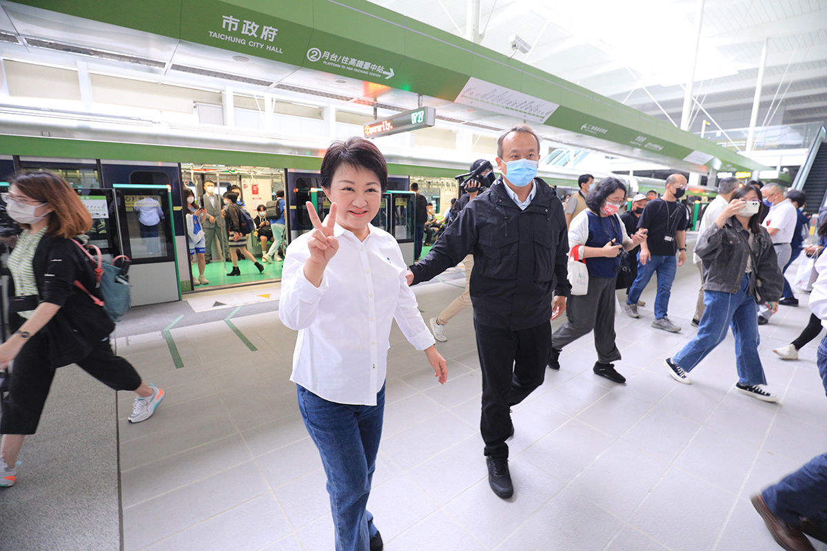慶祝台中捷運通車兩週年，市長盧秀燕今天親自到文華高中站，和民眾一起比「YA」刷卡免費搭乘一整天。
