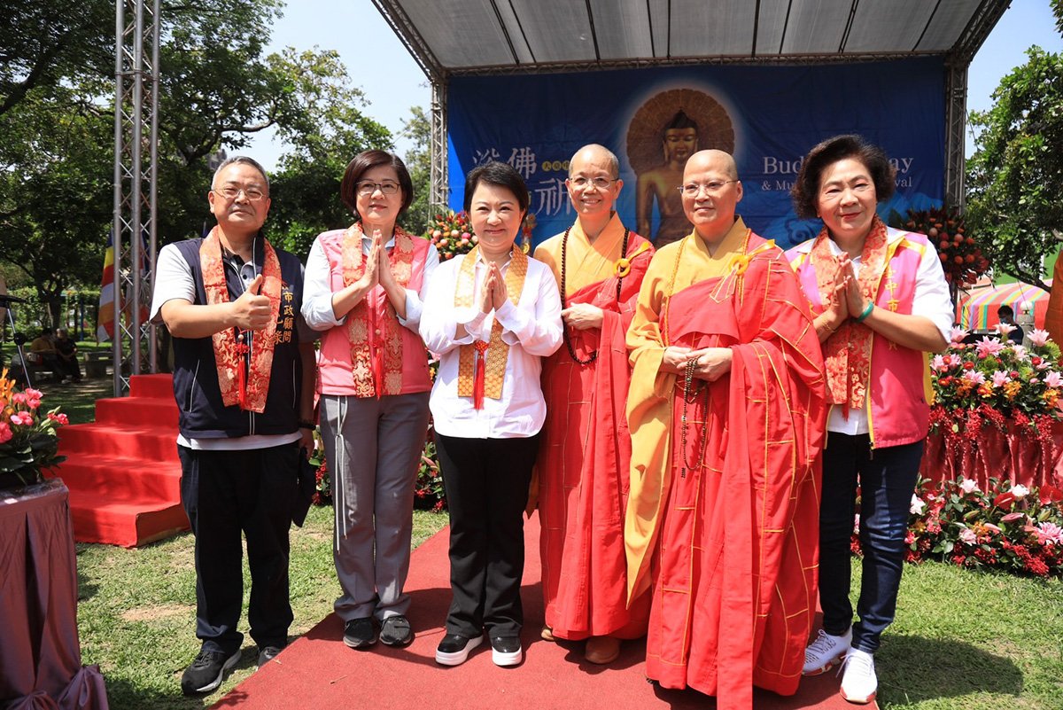 大台中佛教會暨所屬寺廟團體16日舉行浴佛祈福大法會 3 盧市長盼社會更好