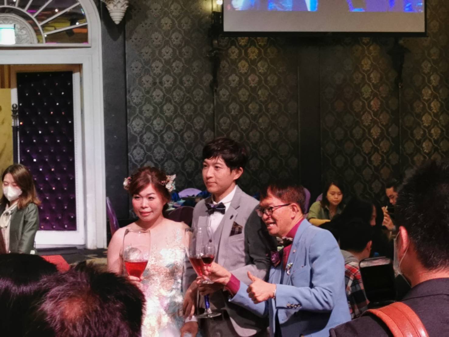 直播主湯尼陳（右一）向好搭檔張芫菘敬酒致意。（葉志雲攝）