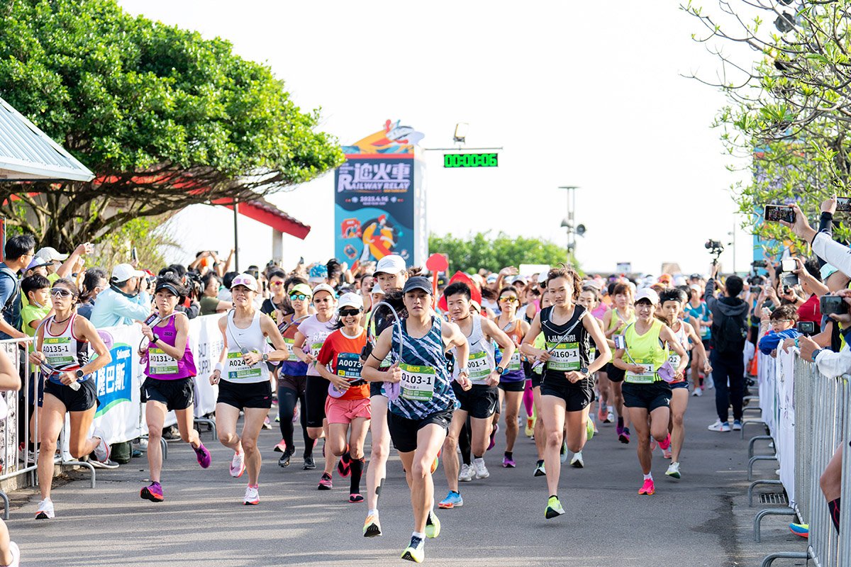 第8屆新北市鐵道馬拉松接力賽於今(16)日在福隆火熱開跑