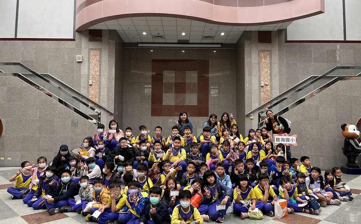 台中市政府邀千名師生「藝」起進劇場觀賞歌仔戲 1 藝起進劇場 學生進場後合照