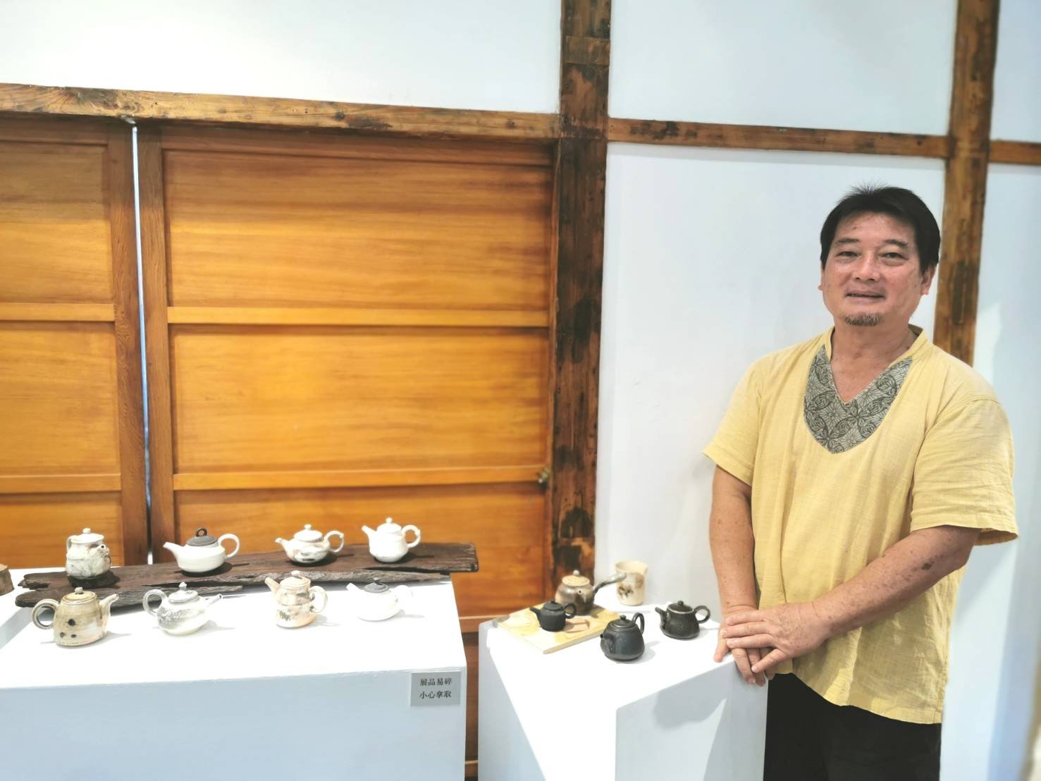 陶藝家陳榮展和他展出的陶作