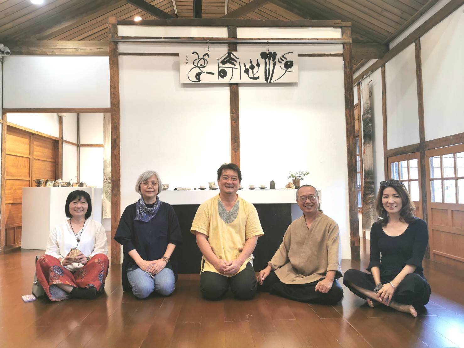 陶藝家陳榮展（中）和道禾六藝文化館水墨班指導老師陳正隆（右二）及學員合影