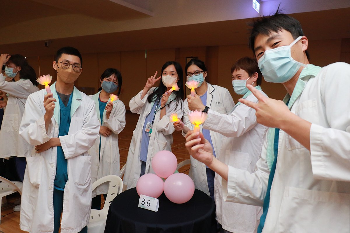 臺中慈濟醫院九日晚間提前舉行暌違三年的國際護理師節慶祝大會。