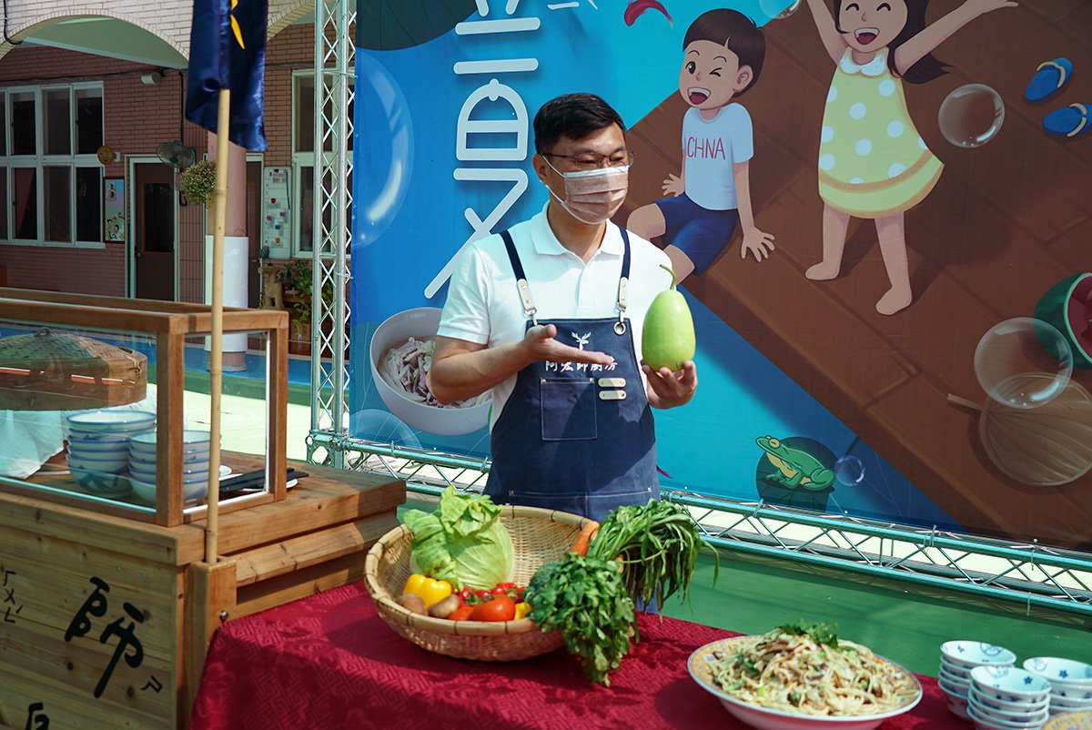 「立夏吃夏麵」是一個特別的習俗，每年立夏這天，鹿港人都會吃一碗瓠仔麵，寓意迎接夏天的到來。