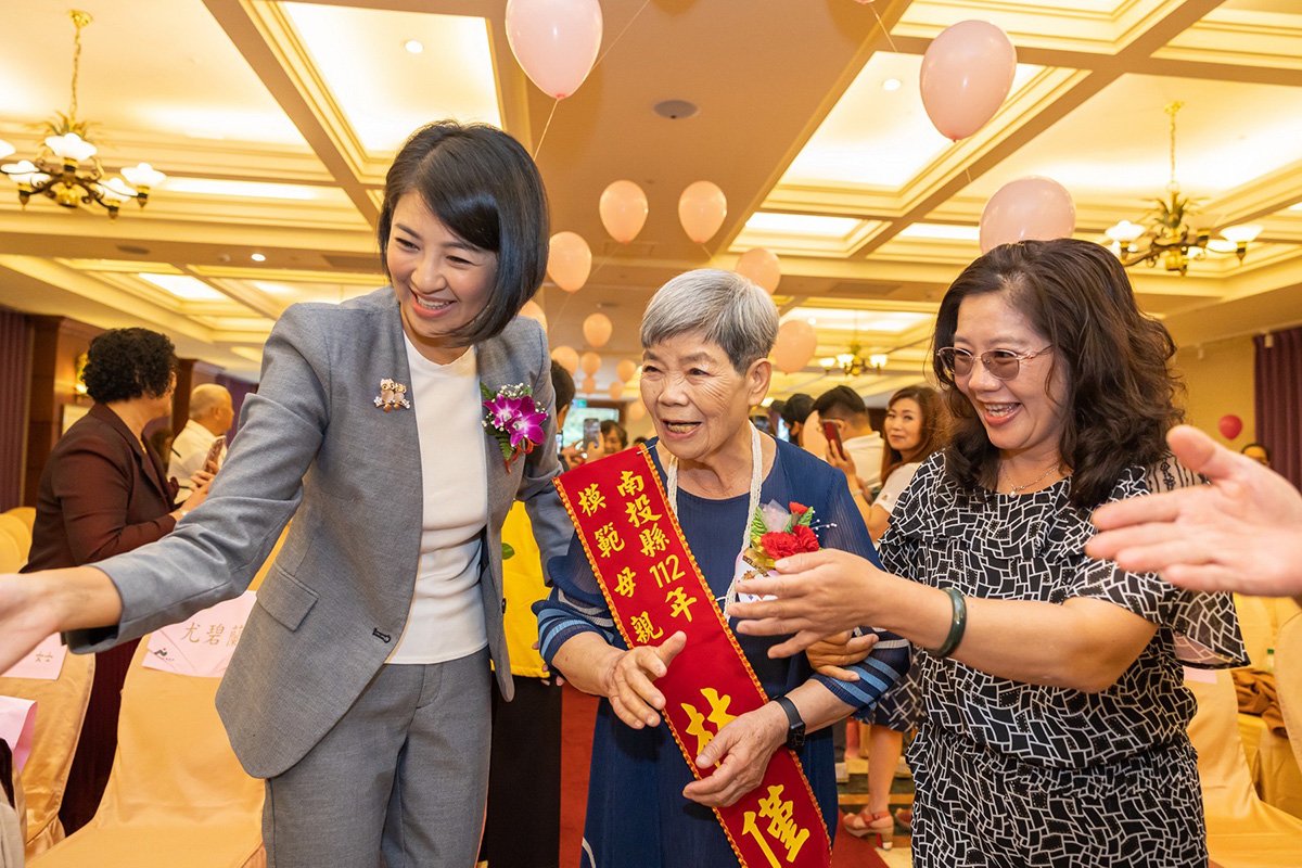 母親節將至，縣府11日在溪頭米堤大飯店舉辦「112年慶祝母親節暨表揚模範母親活動」