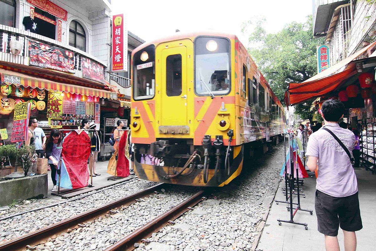 十分瀑布延長開放 Fun玩平溪老街鐵道 2 「火車門前過」風貌是十分老街的獨特風景。