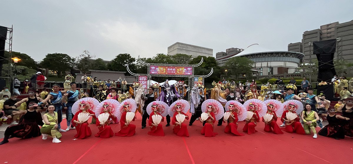 「迎媽祖‧HOT陣頭–陣頭霹靂匯」，今天在港區藝術中心藝術廣場熱鬧上演。