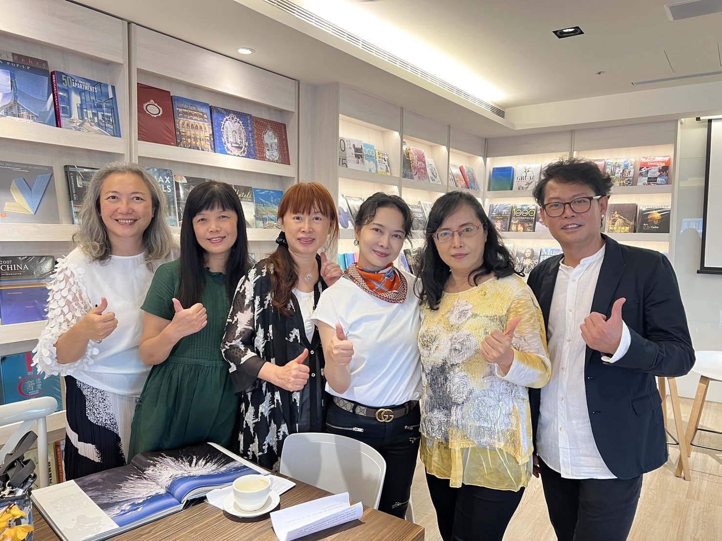 台中市墨海藝術協會廖迎晰理事長（右三）和與會藝術家合影