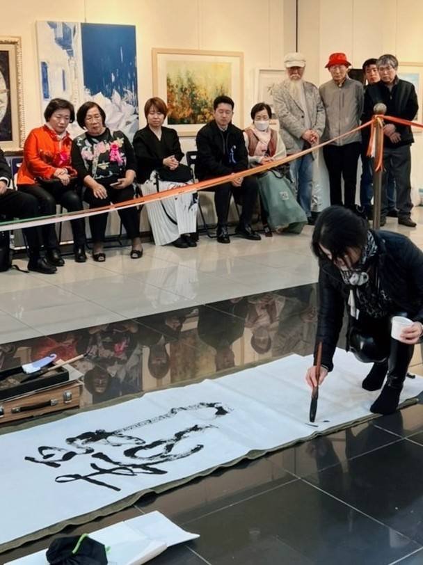 李蕙瑾在韓國2023亞細亞美術招待展揮毫寫「靜」字