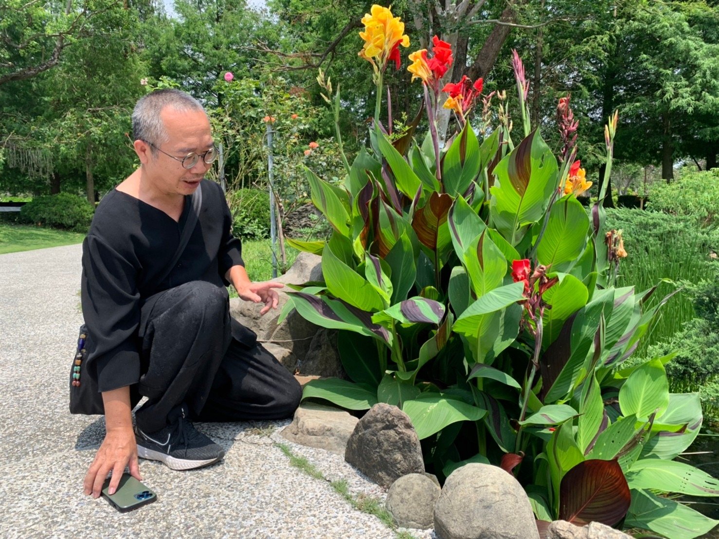 水墨大師陳正隆撿取成美文化園內枝葉作畫