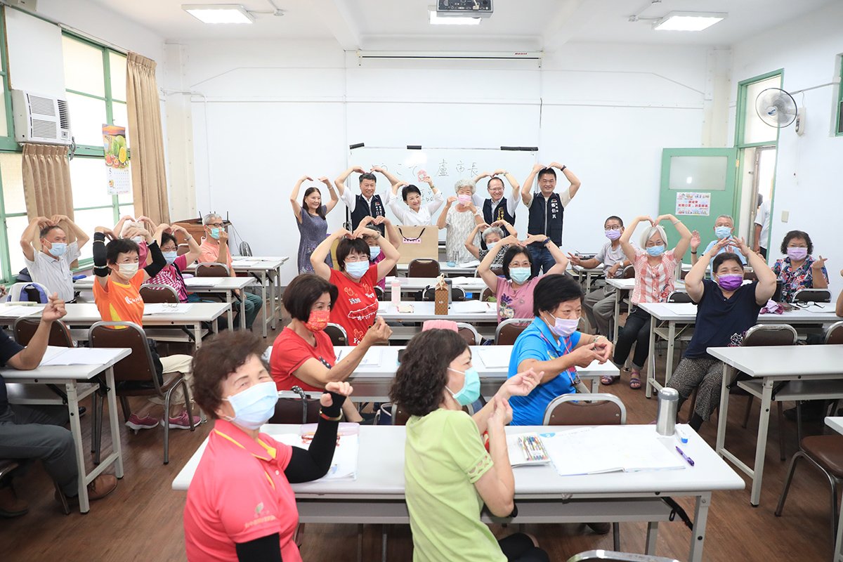 今(29)日盧市長再度運用普發6,000元，購買霧峰區舊省政府教育廳的身障服務據點學員們製作的貓掌造型手工皂，贈送給長青學苑的長輩們。